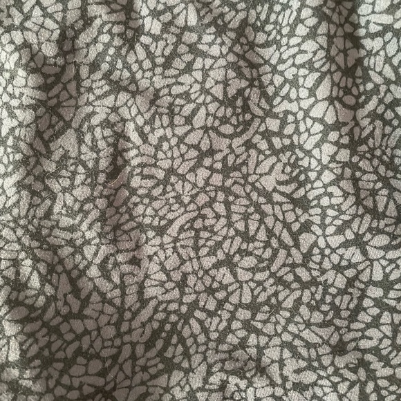 Under Armour Women’s Gray Geometric Cropped Leggings - Picture 2 of 5